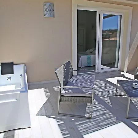 Regina Simius Готель